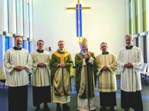 Weihbischof Dr. Dr. Anton Losinger und der Bischöfliche Beauftragte für den Ständigen Diakonat Domvikar Andreas Miesen, gemeinsam mit den Neubeauftragten: Manfred Selg, Dr. Pascal Gläser, Filip Bäder, Graf Florian von Deym. (Foto: Gerhard Rummel)