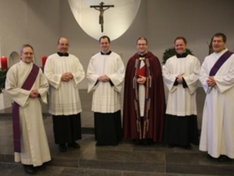 (v.l.) Mentor Diakon Christoph Schwarzer, Franz Pemsl, Martin Lehmann, Domvikar Andreas Miesen, Franz Eduard Schmidt und Diakon Gerhard Rummel von der Arbeitsstelle Ständiger Diakonat. (Foto: Annette Beutmüller-Lehmann)