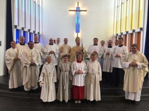 Weihbischof Dr. Dr. Anton Losinger mit Bernd Beigel (Starnberg), Adolf Michael Gastl (Kühbach), Martin Linder (Bad Wörishofen), Frank Schnarrenberger (Neuburg), Dr. Marc André Selig (Margertshausen) und Bernd Skuras (Peißenberg). Dazu die Heimatpfarrer, der bischöflich Beauftragte für den Ständigen Diakonat Pfarrer Andreas Miesen und die Verantwortlichen der Ausbildung, sowie die Ministranten. (ohne Reihenfolge, Foto: Martin Lehmann)