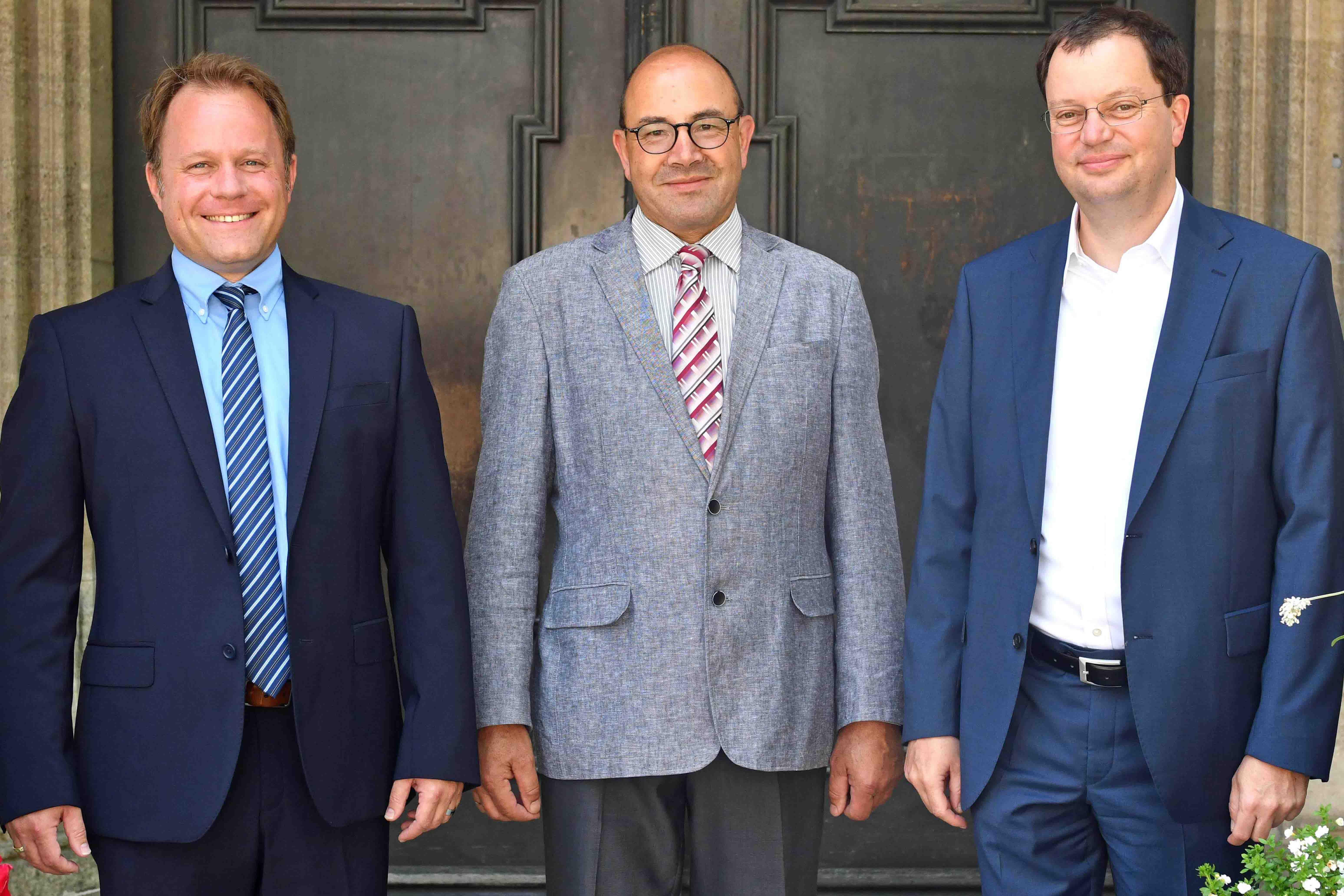 Die drei Weihekandidaten vor dem Hauptportal der Ulrichsbasilika (v.l.): Franz Eduard Schmidt, Franz Pemsl und Martin Lehmann. (Foto: Nicolas Schnall / pba)
