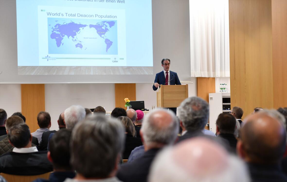 Über die Vielfalts des Diakonats weltweit sprach Dr. Stefan Sander, Geschäftsführer des Internationalen Diakonatszentrums (Foto: Maria Steber / pba). 