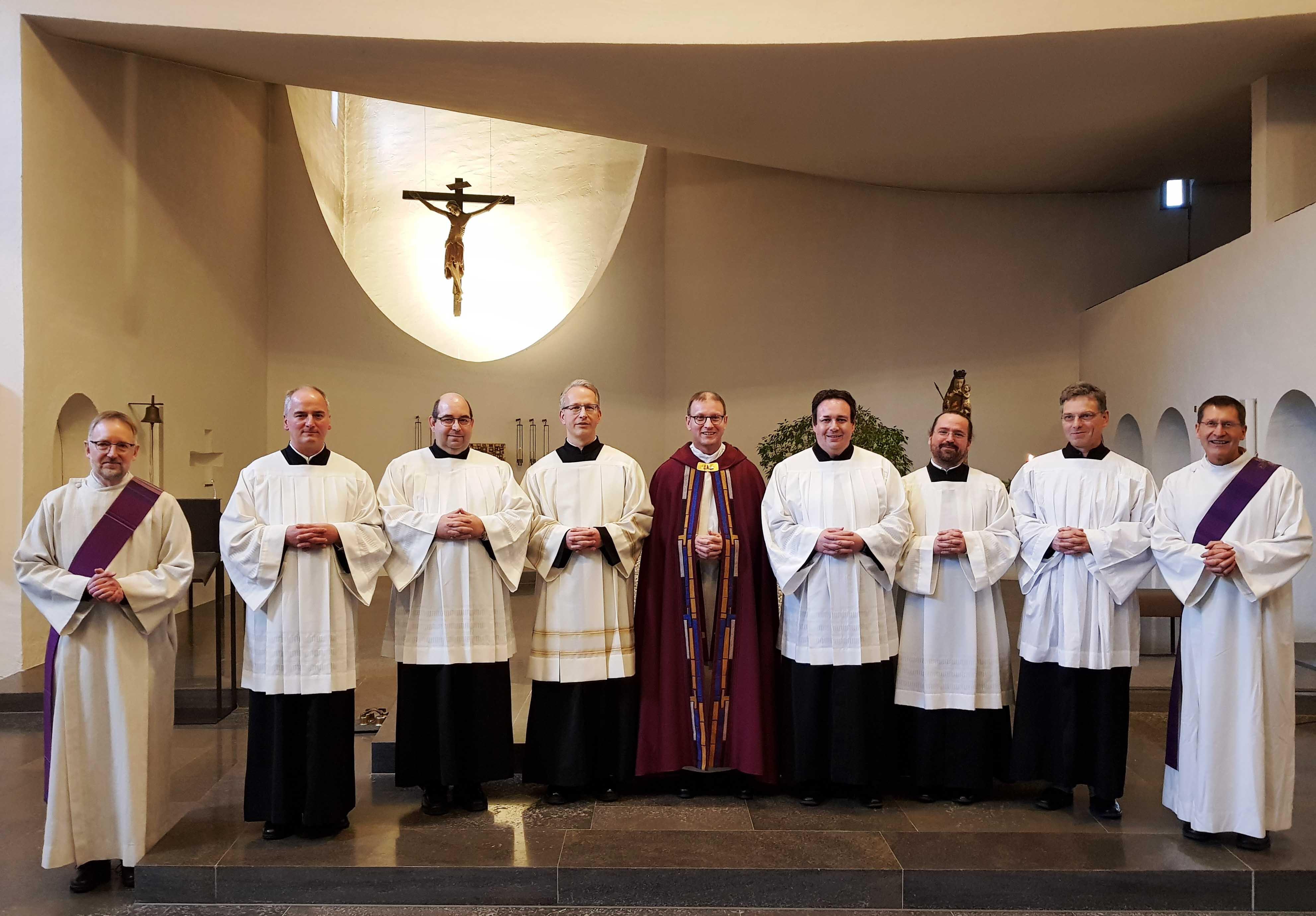 (V.l.) Mentor Diakon Christoph Schwarzer, Adolf Michael Gastl, Bernd Skuras, Frank Schnarrenberger, Domvikar Andreas Miesen, Martin Linder, Dr. Marc André Selig, Bernhard Beigel und Diakon Gerhard Rummel von der Arbeitsstelle Ständiger Diakonat. (Foto: Ständiger Diakonat / Martin Lehmann)