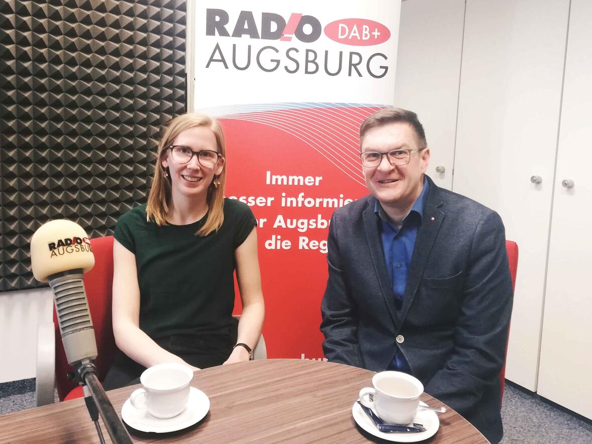 Moderatorin Katharina van der Beek mit Diakon Ralf Eger. (Foto: Radio Augsburg)