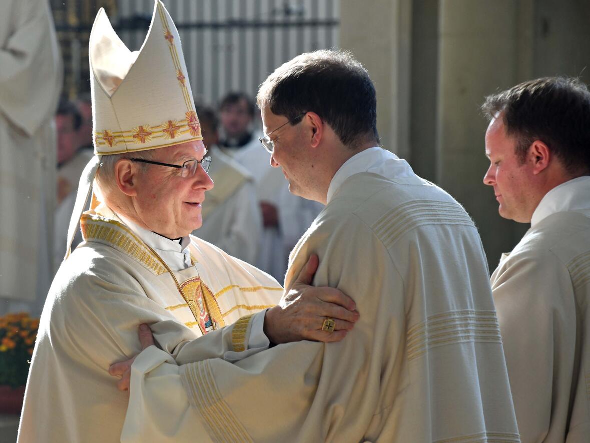 In 50 Jahren wurden im Bistum 222 Männer zu Ständigen Diakonen geweiht. Das Bild zeigt den Friedensgruß während der Weiheliturgie im vergangenen Oktober. (Foto: Nicolas Schnall / pba)