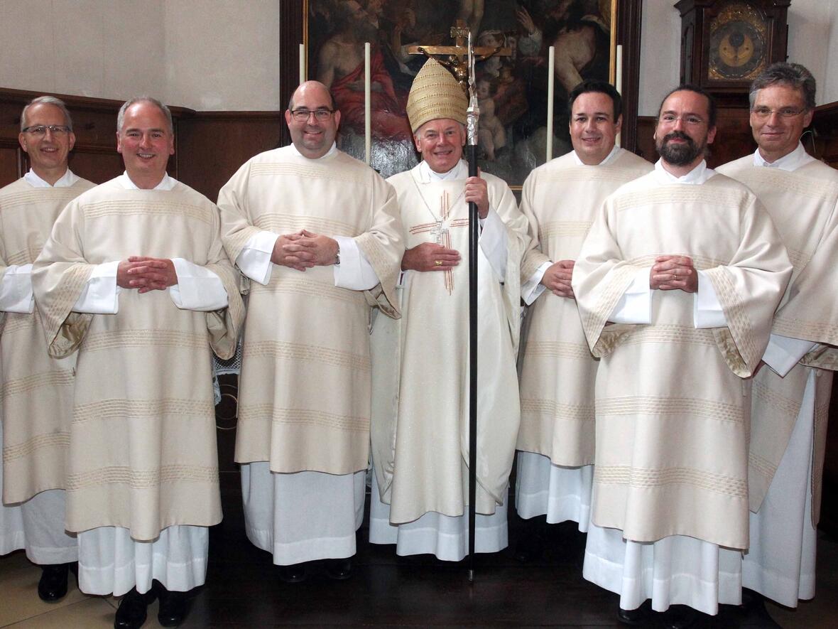 Weihbischof Dr. Dr. Anton Losinger mit den neugeweihten Diakonen Frank Schnarrenberger, Michael Gastl, Bernd Skuras, Martin Linder, Dr. Marc André Selig und Bernhard Beigel (von links, Fotos: Annette Zoepf/pba). 