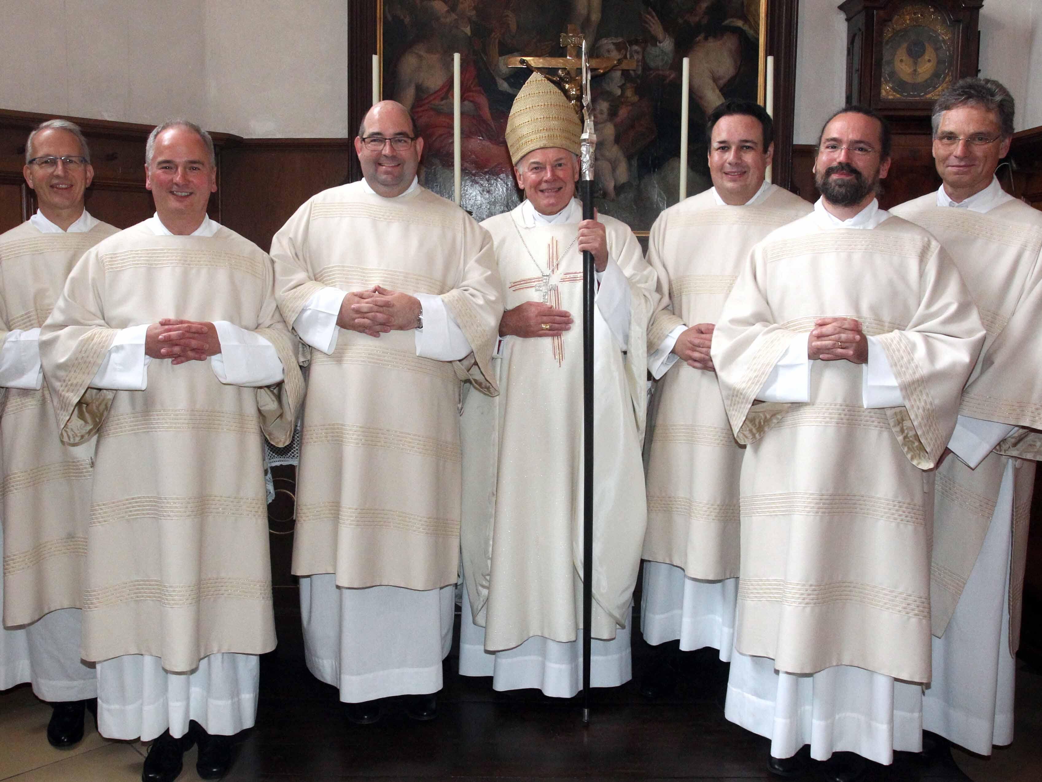 Weihbischof Dr. Dr. Anton Losinger mit den neugeweihten Diakonen Frank Schnarrenberger, Michael Gastl, Bernd Skuras, Martin Linder, Dr. Marc André Selig und Bernhard Beigel (von links, Fotos: Annette Zoepf/pba). 