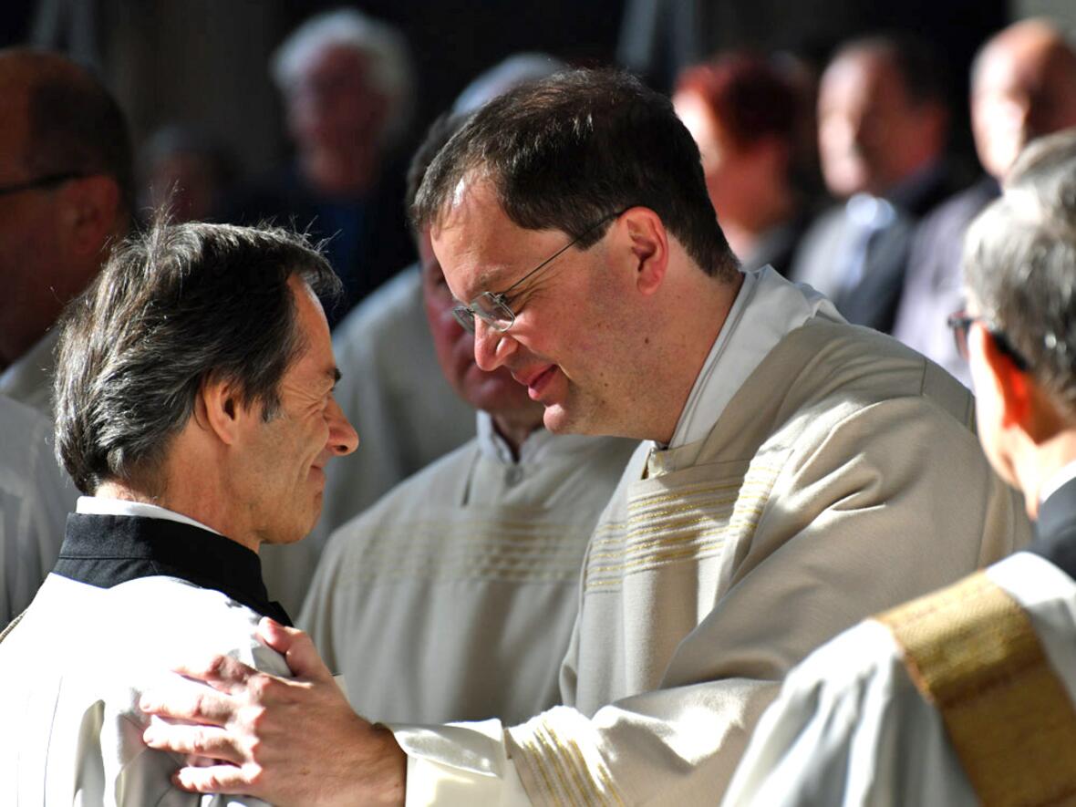 Friedensgruß bei der Weihe der Ständigen Diakone 2018. (Archivbild: Nicolas Schnall / pba)