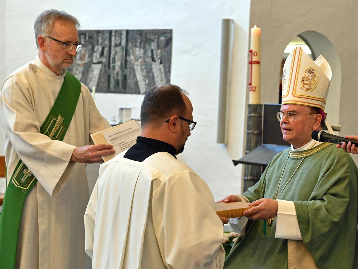 Auf dem Weg zum Ständigen Diakon wurden die Männer mit dem Dienst des Lektors beauftragt. (Foto: Nicolas Schnall / pba)