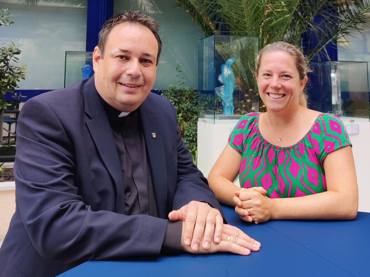 Diakon Martin Linder zu Gast bei "Cappuccino" auf Radio Augsburg im Sonntagstalk zusammen mit Moderatorin Eva Fischer. (Foto: SUV)