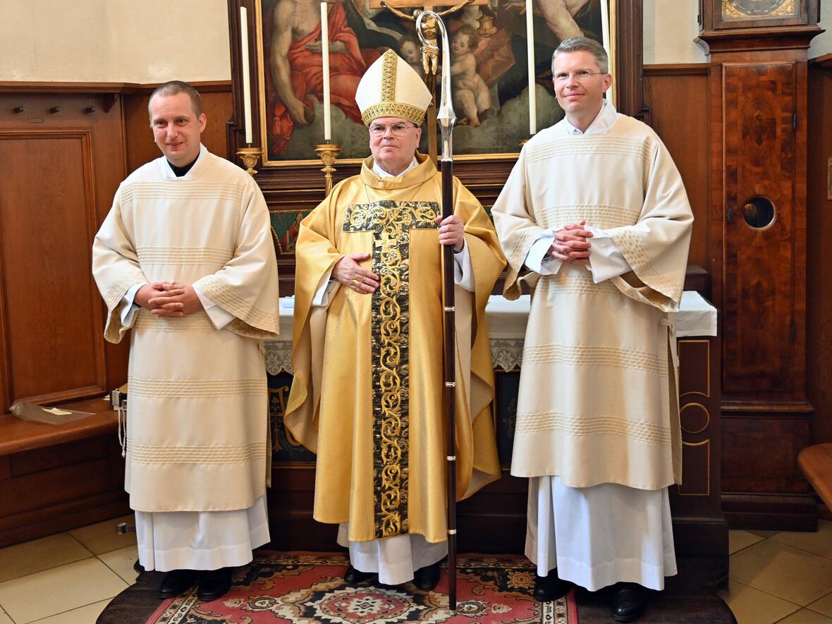 Die neuen Diakone mit ihrem Weihespender Bischof Dr. Bertram Meier (Fotos: Leander Stork / pba)