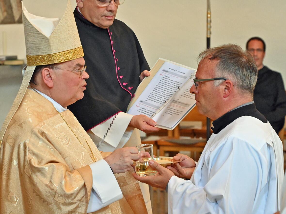 Die Übergabe von Brot und Wein als Zeichen für die Beauftragung zum Akolythen. (Fotos: Leander Stork / pba)