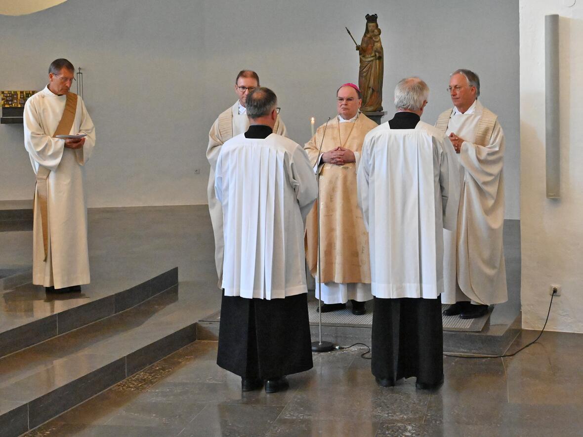 Die Vorstellung der Kandidaten für die Beauftragung zum Lektor und Akolythen. 