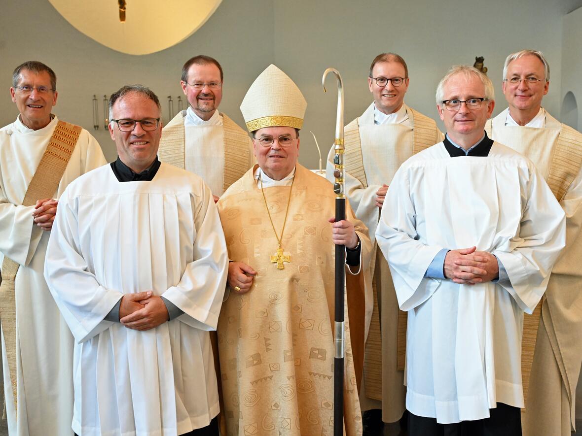 Bischof Bertram zusammen mit den beiden Kandidaten sowie den zuständigen Ausbildern. 
