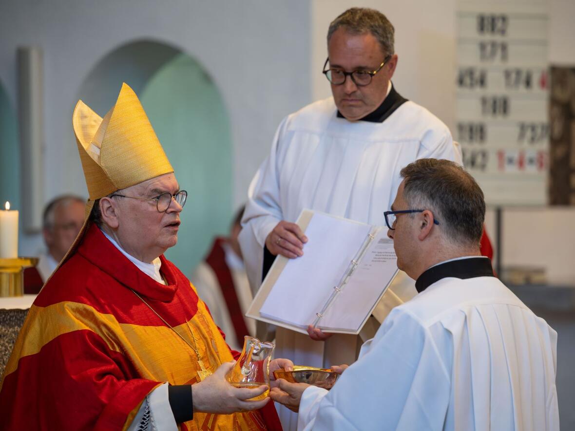 Die Überreichung von Brot und Wein markiert die Beauftragung zum Akolythen.