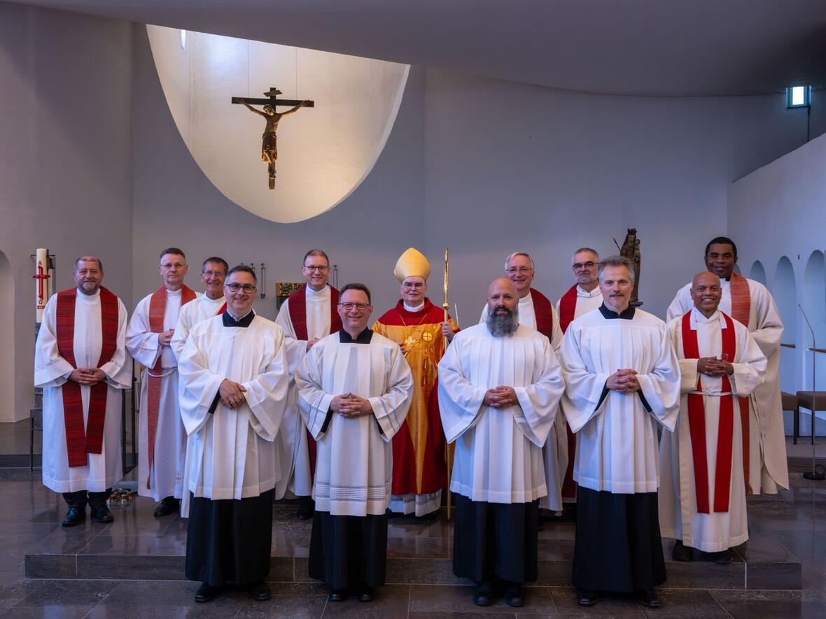 Bischof Bertram mit den vier Männern auf dem Weg zum Ständigen Diakon sowie ihren Ausbildern und ihren Heimatpriestern.