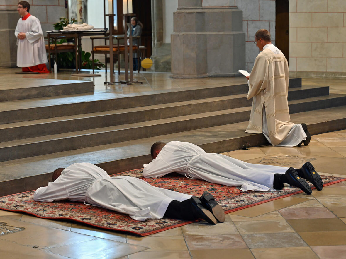 Niederwerfung zur Allerheiligenlitanei bei der Diakonenweihe 2023. (Foto: Leander Stork / pba)