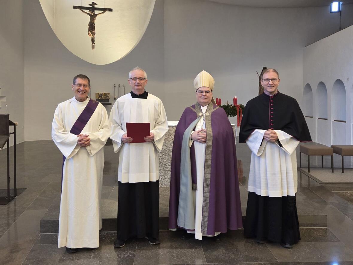 (v.l.) Der Leiter der Arbeitsstelle Ständiger Diakonat Diakon Gerhard Rummel, Weihkandidat Werner Dirr, Bischof Dr. Bertram Meier und der Bischöfliche Beauftragte für den Ständigen Diakonat Domvikar Andreas Miesen (Foto: Arbeitsstelle Ständiger Diakonat)