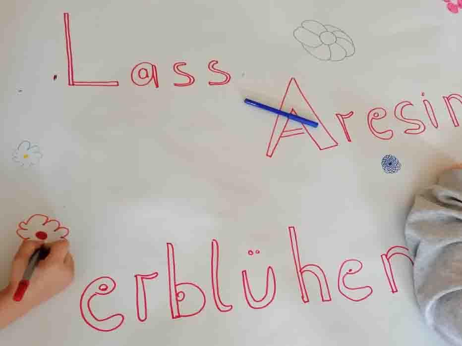 Kinder malten zum Start ein Aktionsplakat (Foto: Team Endres)
