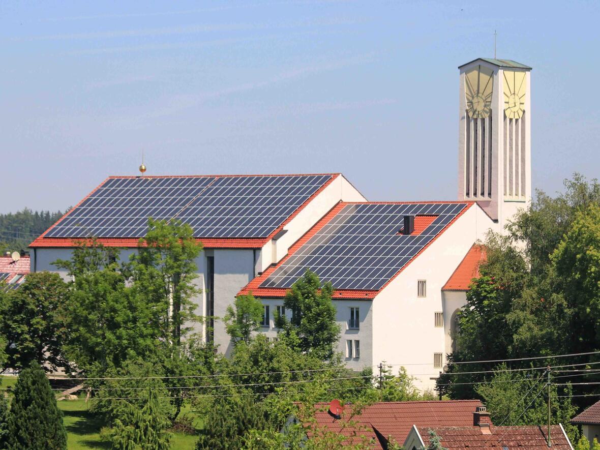Wie wäre es zum Beispiel mit einer Photovoltaikanlage? (Kirche in Straßberg, Foto: Hans Fischer)