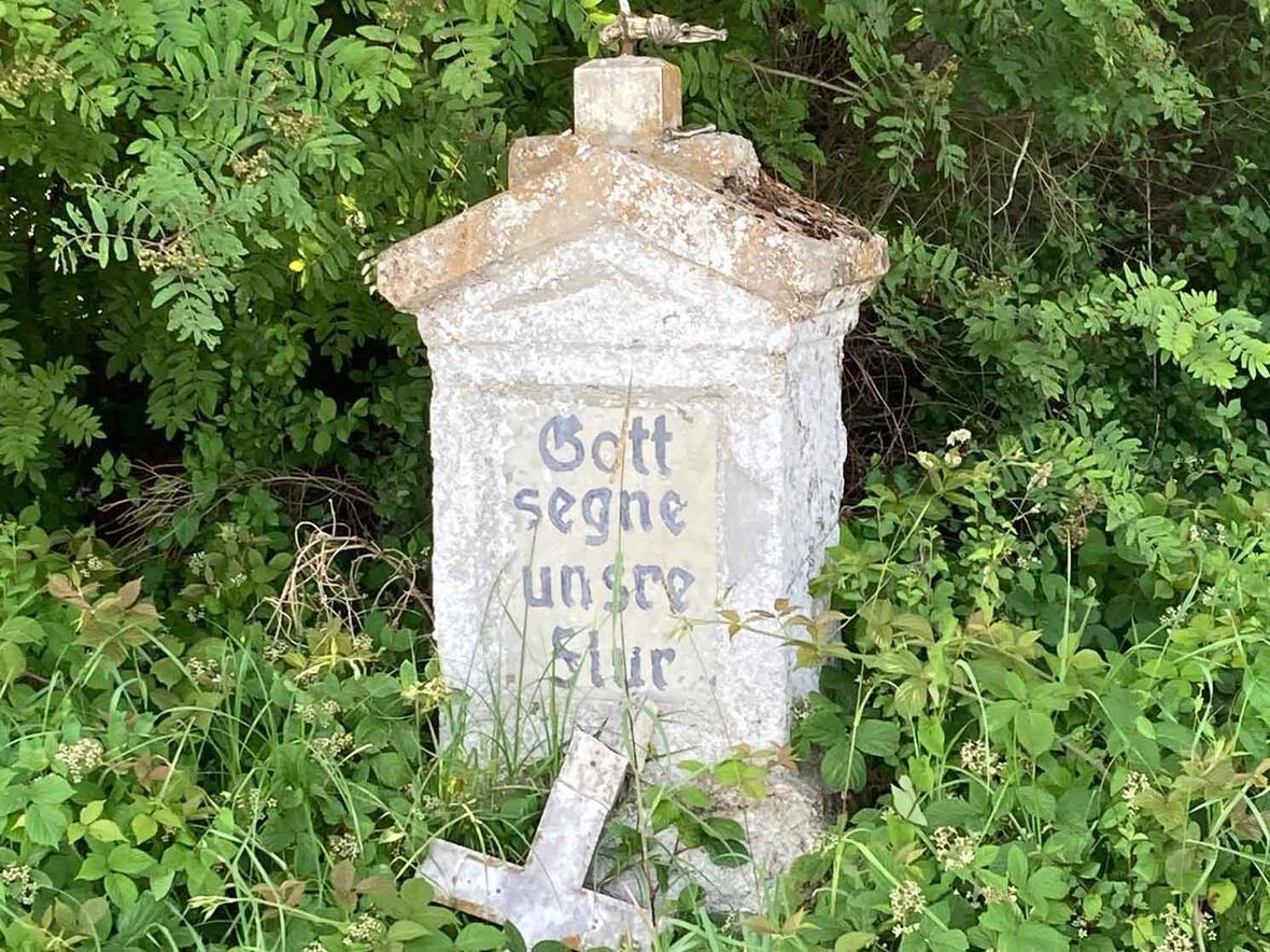 Beschädigtes Wegkreuz - Symbol für unseren sorglosen Umgang mit der Schöpfung? (Foto: Karl-Georg Michel)