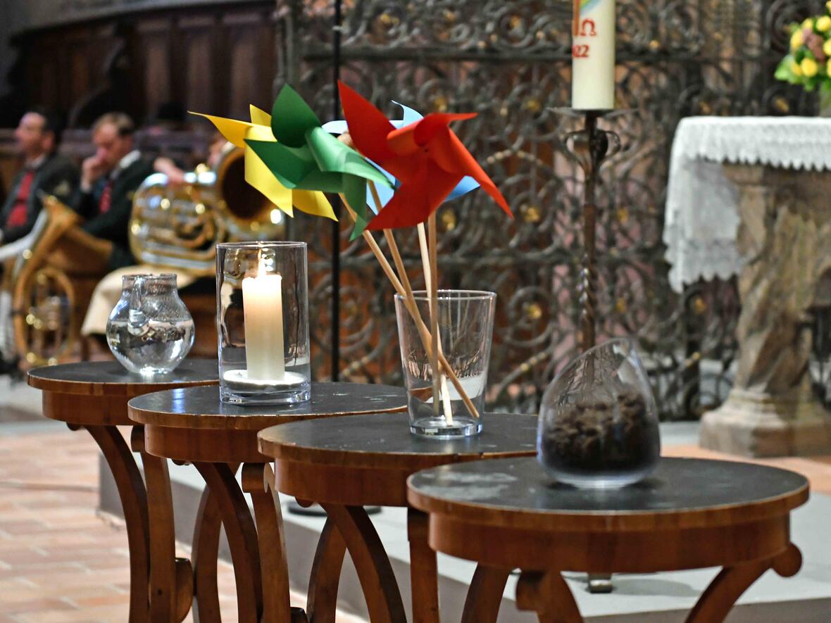 Andacht zur ökumenischen Schöpfungszeit: Die vier Elemente Wasser, Feuer, Luft und Erde als Symbole für Gottes Schöpfung. (Fotos: Nicolas Schnall / pba)