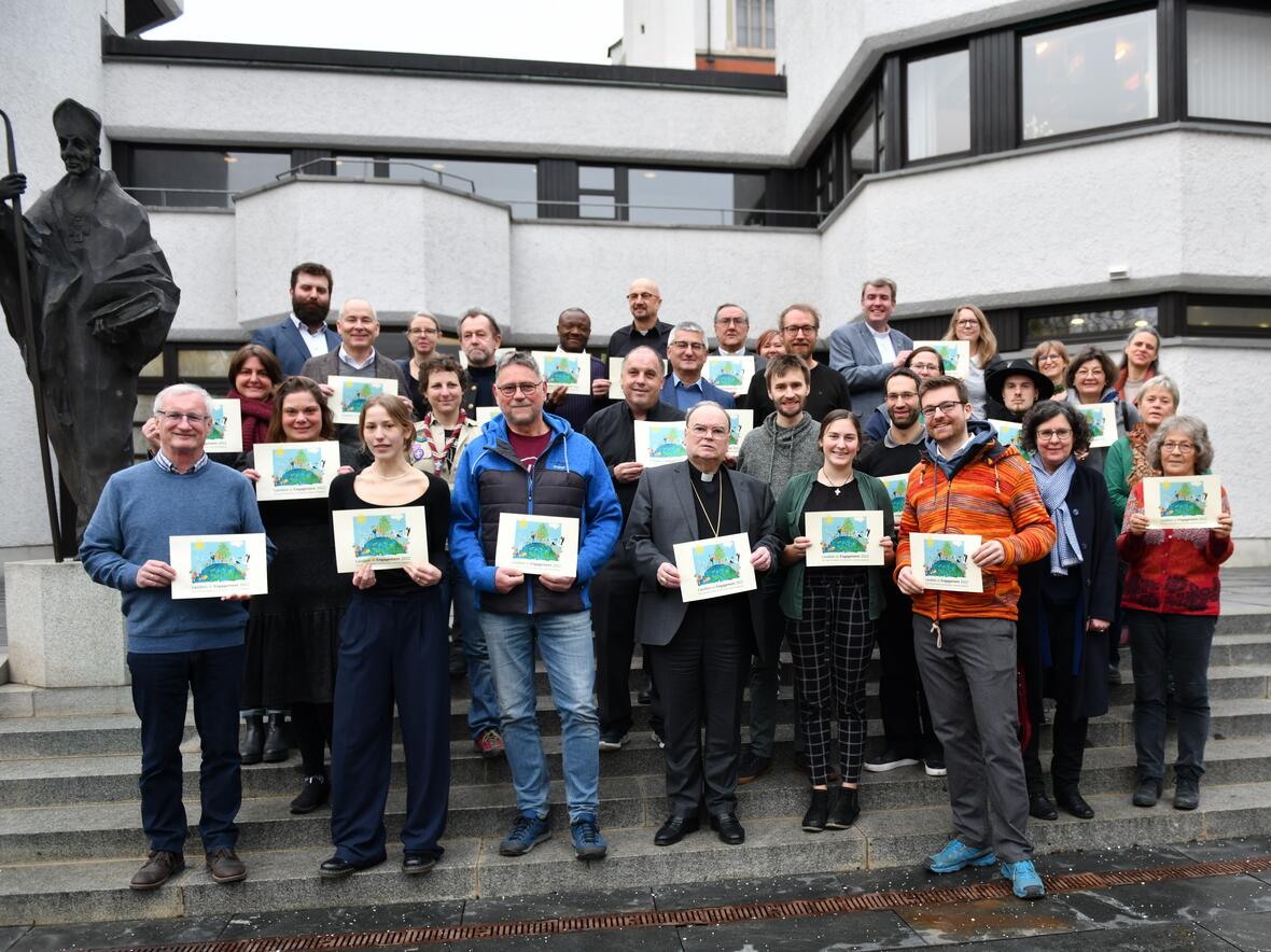 Für ihren engagierten Einsatz für das Wohl der Schöpfung wurden heute die erste Gruppen mit der neuen Laudato si-Plakette ausgezeichnet. (Fotos: Maria Rösch / pba) 