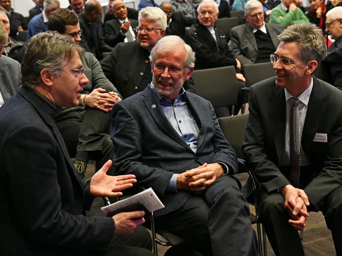 (v.l.) Prof. P. Martin Lintner, Prof. Michael Rosenberger und der Leiter der Abteilung Fortbildung im Bistum Dr. Rudolf Häselhoff (Fotos: Leander Stork / pba) 