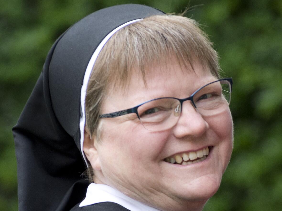 Für die Franziskanerin Sr. Dominika Meier ist die Passionsblume ein Vorgeschmack vom Paradies. (Foto: Bernd Müller / pba)