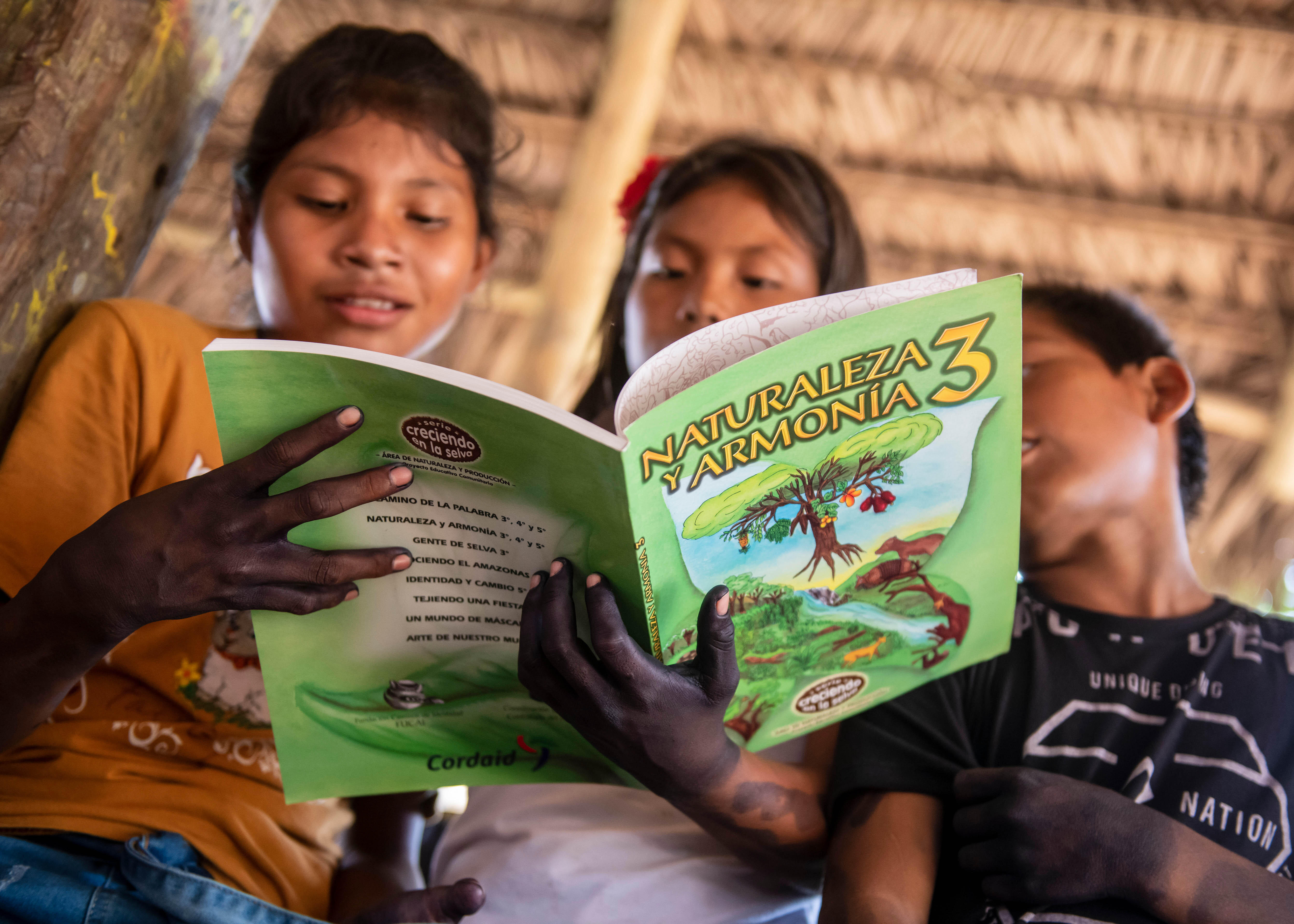 Die Sternsinger fördern auch Bücher und Spiele, die sich mit der Umwelt Amazoniens befassen. (Foto: Florian Kopp/Kindermissionswerk)