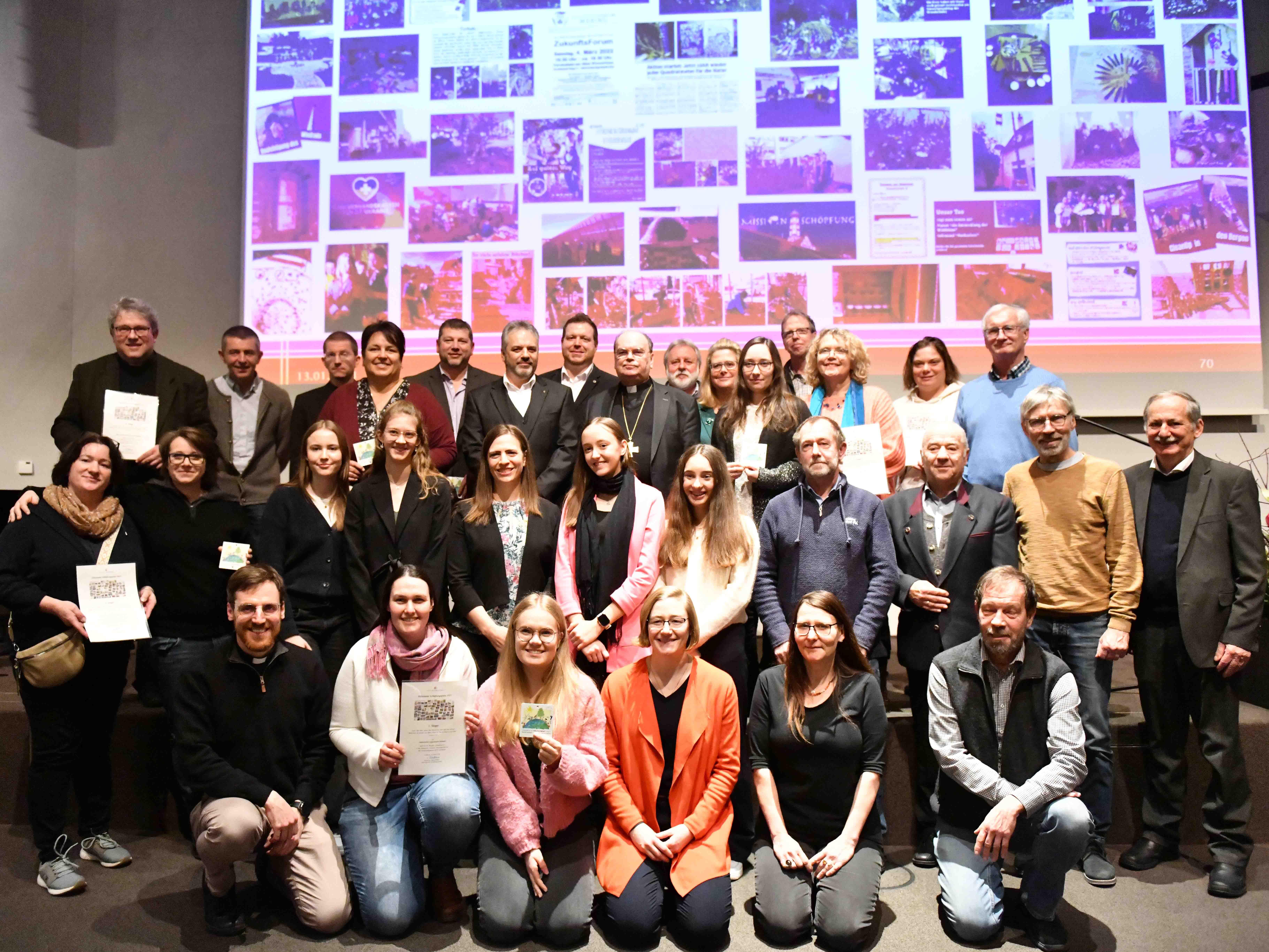 Bischof Dr. Bertram Meier hat an diesem Samstag die Preisträger des diözesanen Schöpfungspreises 2023 ausgezeichnet. In vier Kategorien wurden jeweils drei erste Sieger gewürdigt. (Fotos: Maria Rösch / pba)  