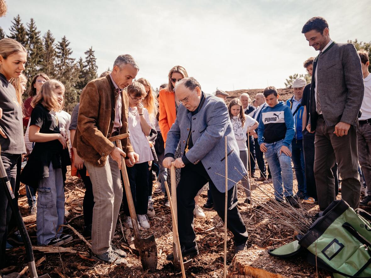 Auch Bischof Bertram legte Hand an und pflanzte einen Bildungsbaum. (Fotos: Anna Singer / Schulwerk)
