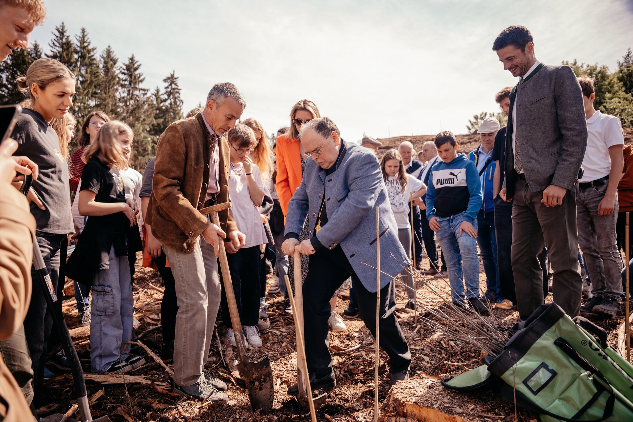 Auch Bischof Bertram legte Hand an und pflanzte einen Bildungsbaum. (Fotos: Anna Singer / Schulwerk)