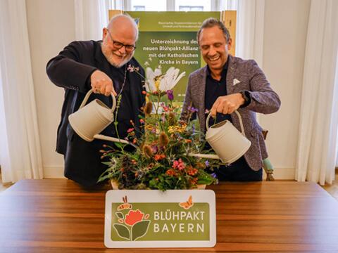  Kardinal Marx und Minister Glauber beim „Begießen“ der neuen Partnerschaft. (Foto: Umweltministerium)