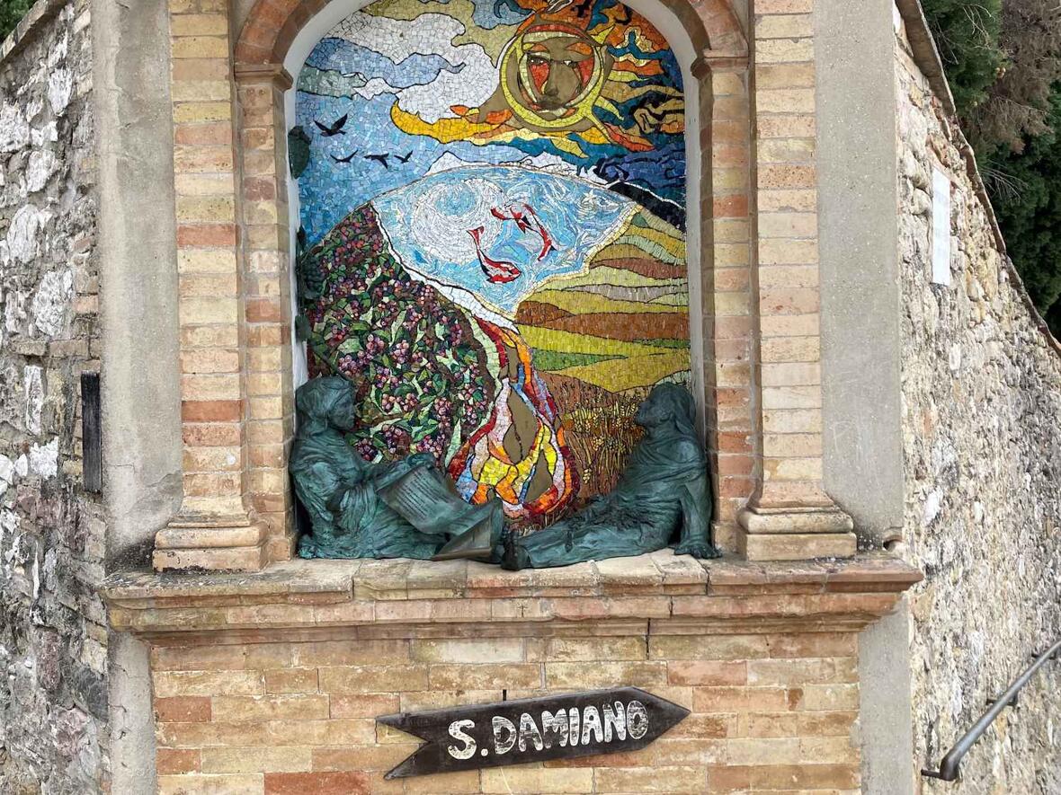 Wegweiser nach San Damiano bei Assisi. An diesem Ort hat Franziskus den Sonnengesang vollendet. (Foto: Karl-Georg Michel)