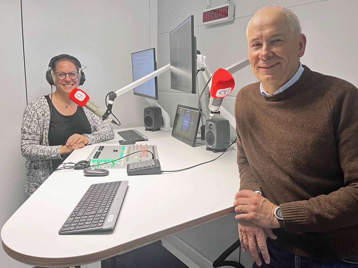 Moderatorin Eva Fischer begrüßt den Umweltbeauftragten Karl-Georg Michel zum Gespräch über Schöpfung, Nachhaltigkeit und alles, was ihn bei seiner Arbeit umtreibt. (Foto: SUV)