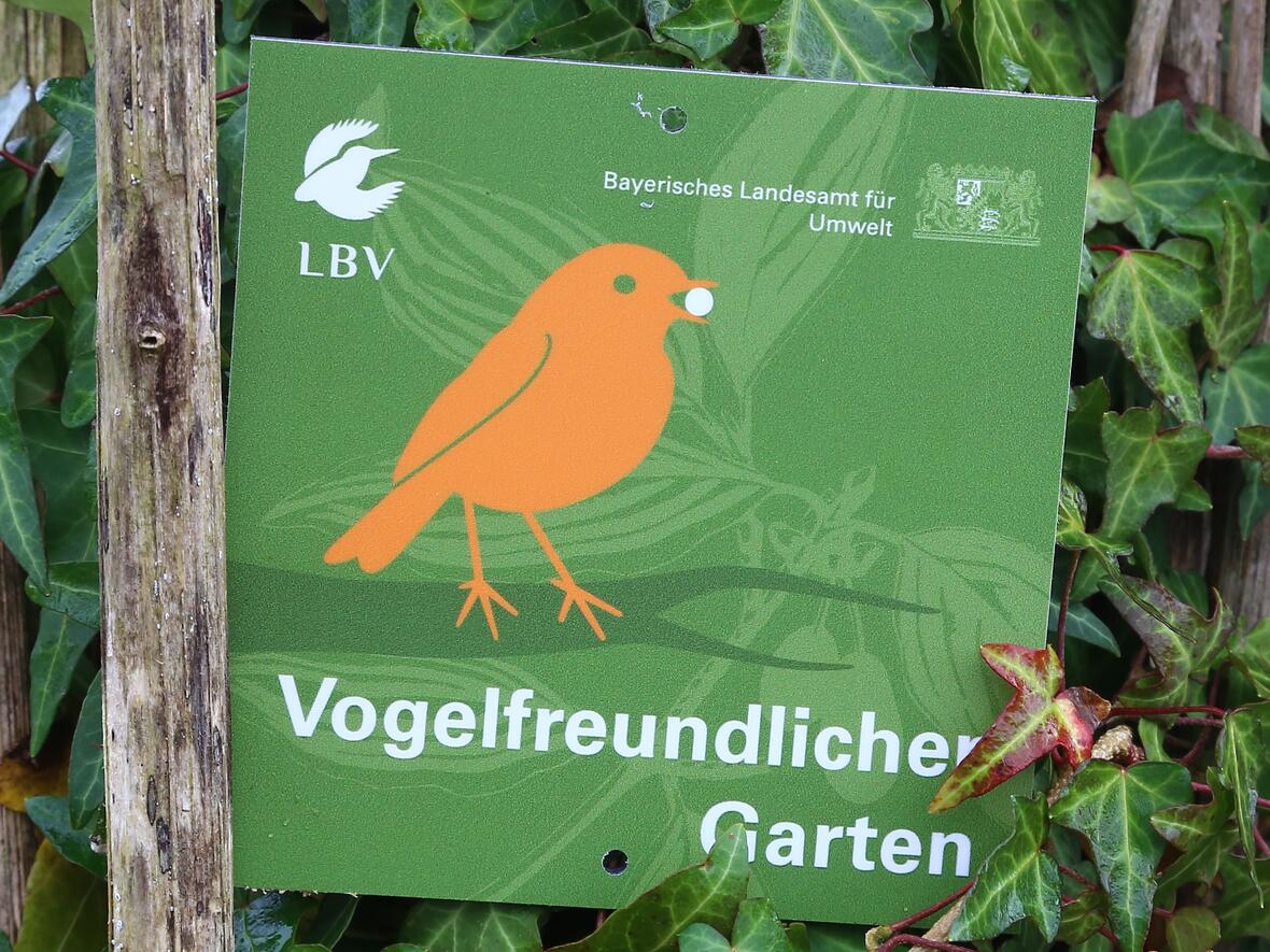 Erhalten kann die Plakette, wer für Vögel gärtnert (Graphik: Carola Bria LBV)