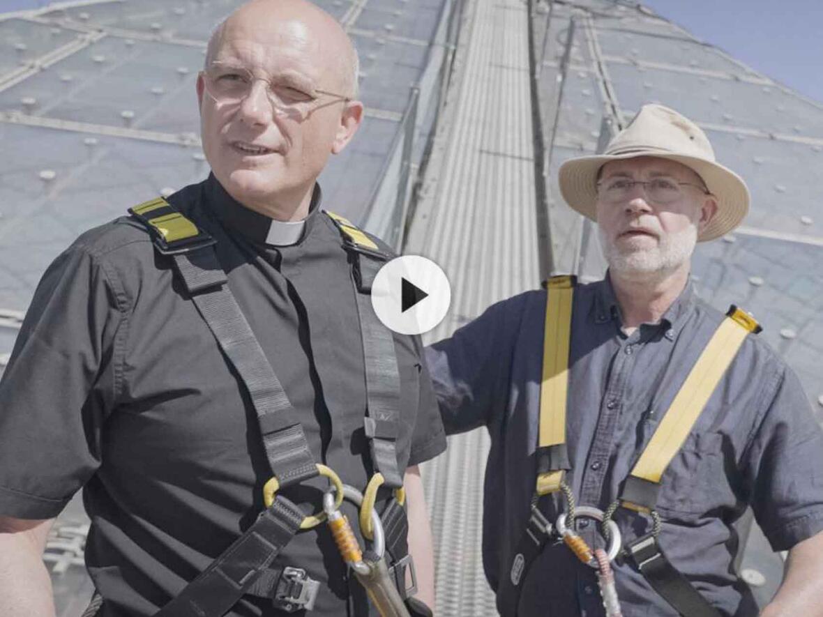 Beide unterhalten sich im Münchner Olympia-Gelände auch über die Folgen 1970er Jahre (Screenshot: ZDF)