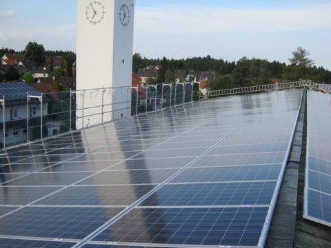 Dieses Projekt auf einem Kirchendach in Penzberg wurde 2014 realisiert (Foto: EnergieVISION)