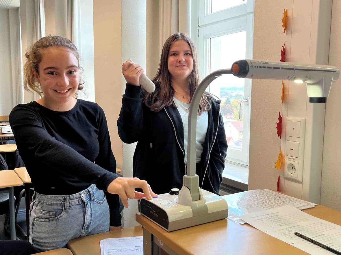 Tolles Engagement: zwei Umweltbeauftragte der Maria-Ward Realschule bei der Arbeit. (Foto: Rupert Waldmüller)
