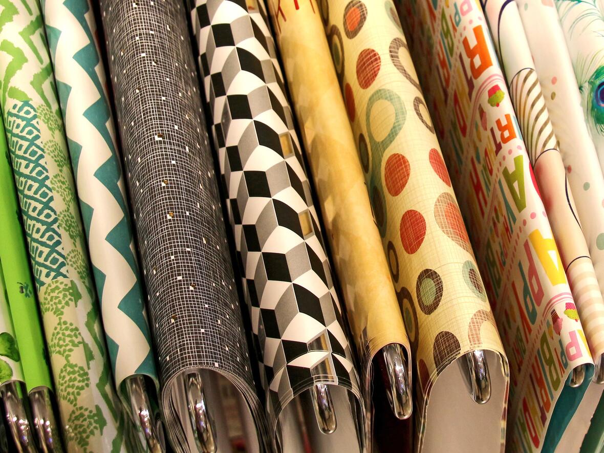 Bei Geschenkpapier gibt es nachhaltige Alternativen (Symbolfoto: Peter Weidemann, in: pfarrbriefservice.de)