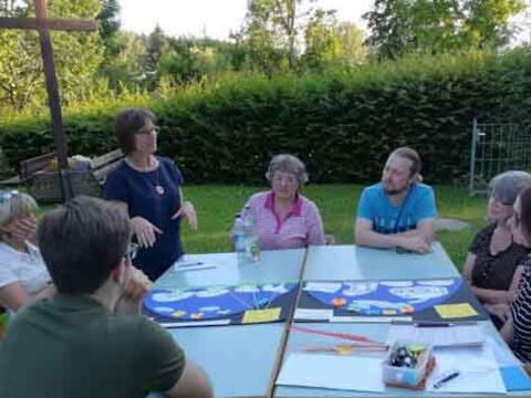 Die Umweltbeauftragten komme auch gerne zu Ihnen in die Pfarrei, wie hier Andrea Kaufmann-Fichtner in einem Workshop in Straßberg  (Foto: PG Straßberg)