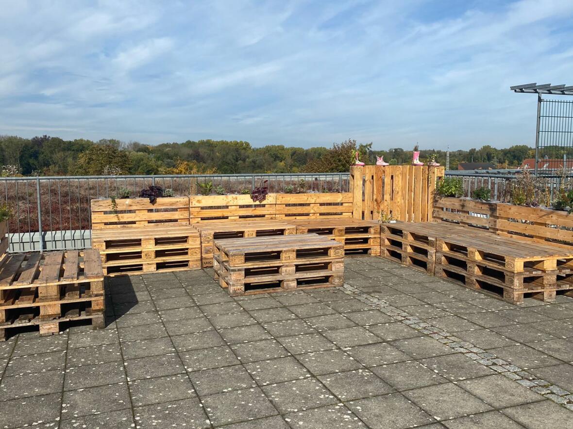 Tolle Sitzmöglichkeiten sind in dem Projekt entstanden. (Foto: Maria Ward Gymnasium Günzburg)