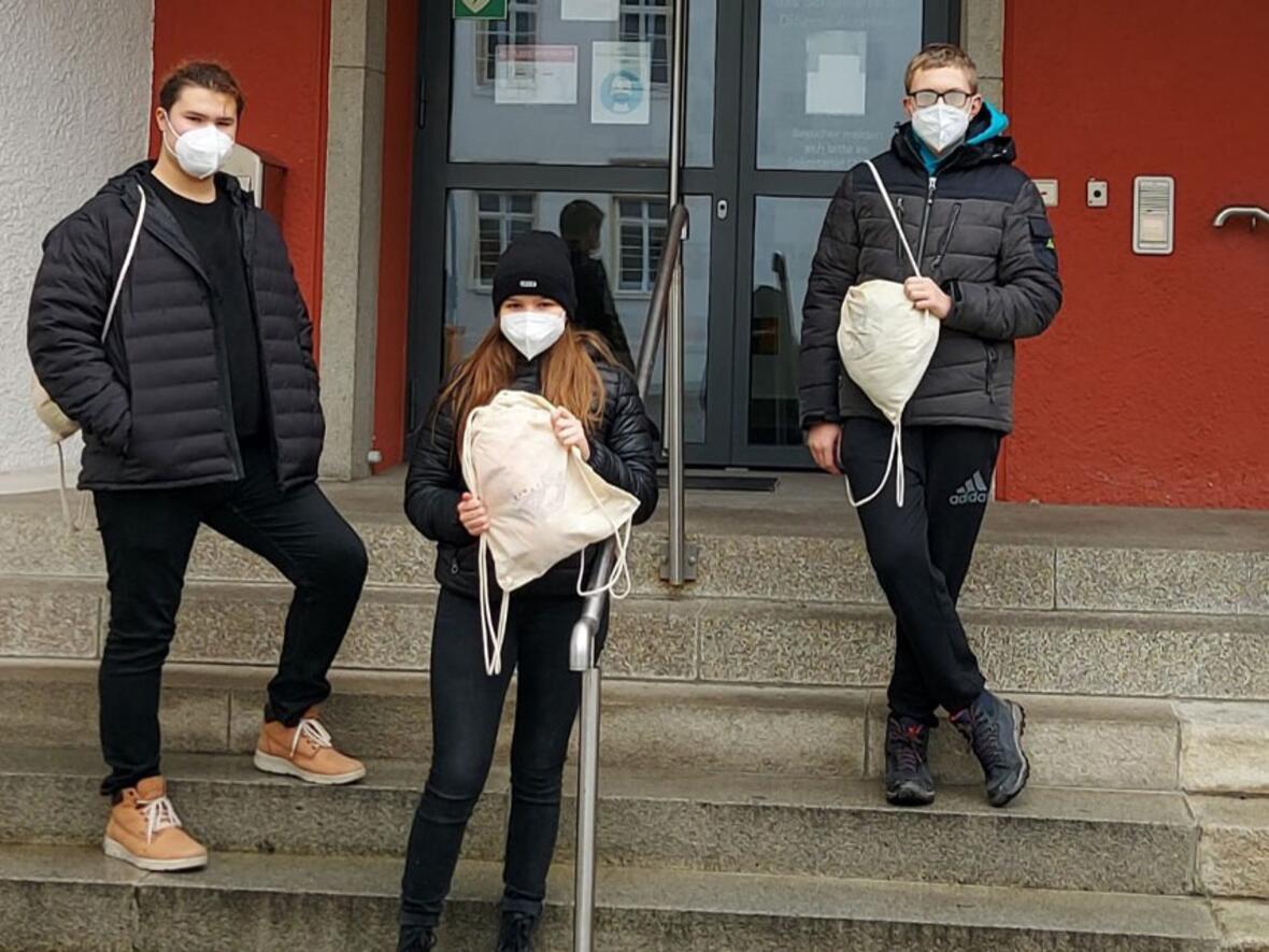 Antonia, Fabio und Noah mit ihrem nachhaltigen und fairen Juterucksack. (Foto: Maria Ward Realschule)