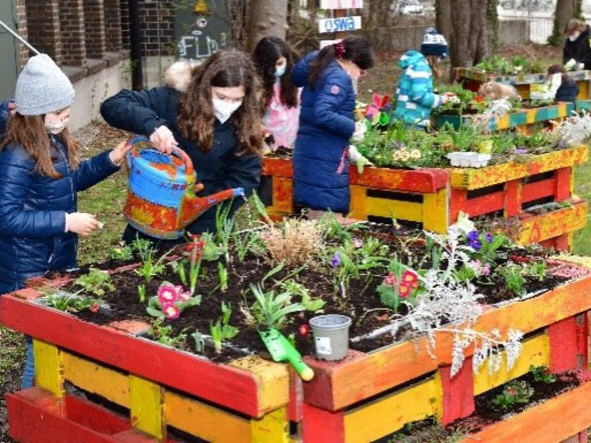 Die Mädchen kümmern sich um die frisch gepflanzten Blumen und Kräuter. (Foto: Mädchenrealschule St. Ursula)