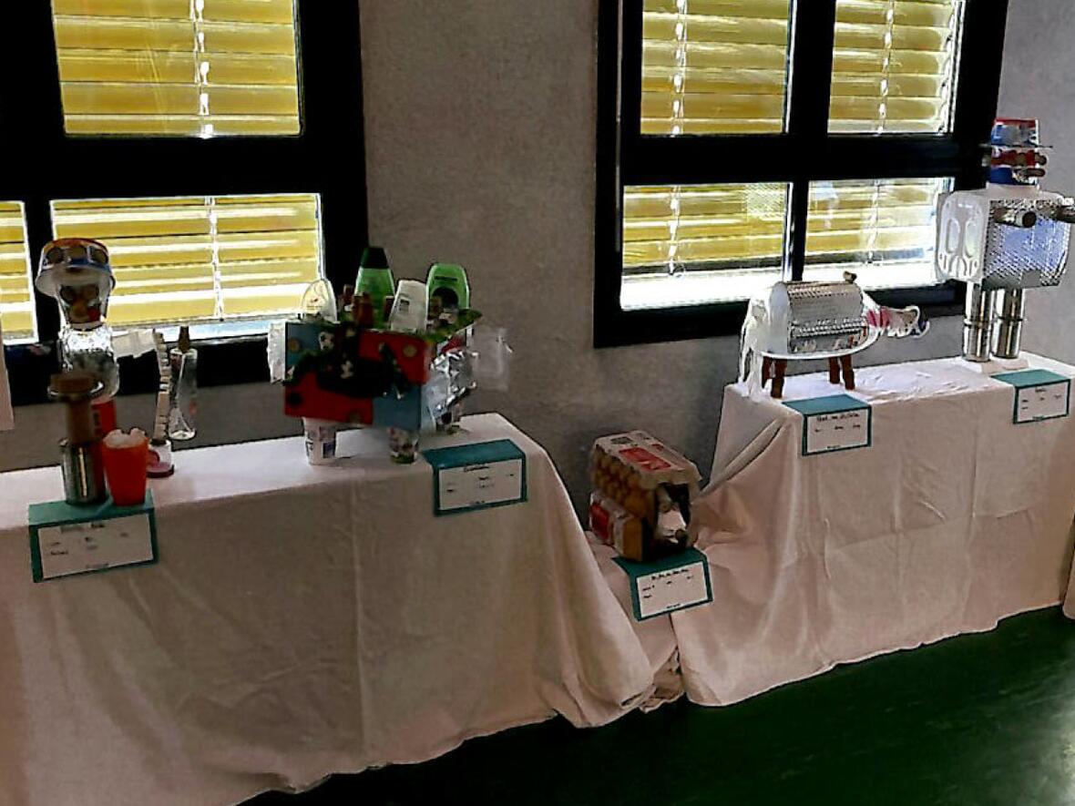 Aus dem gesammelten Müll wurden Skulpturen geschaffen und für die Familien ausgestellt. (Foto: Kiga St. Martin)