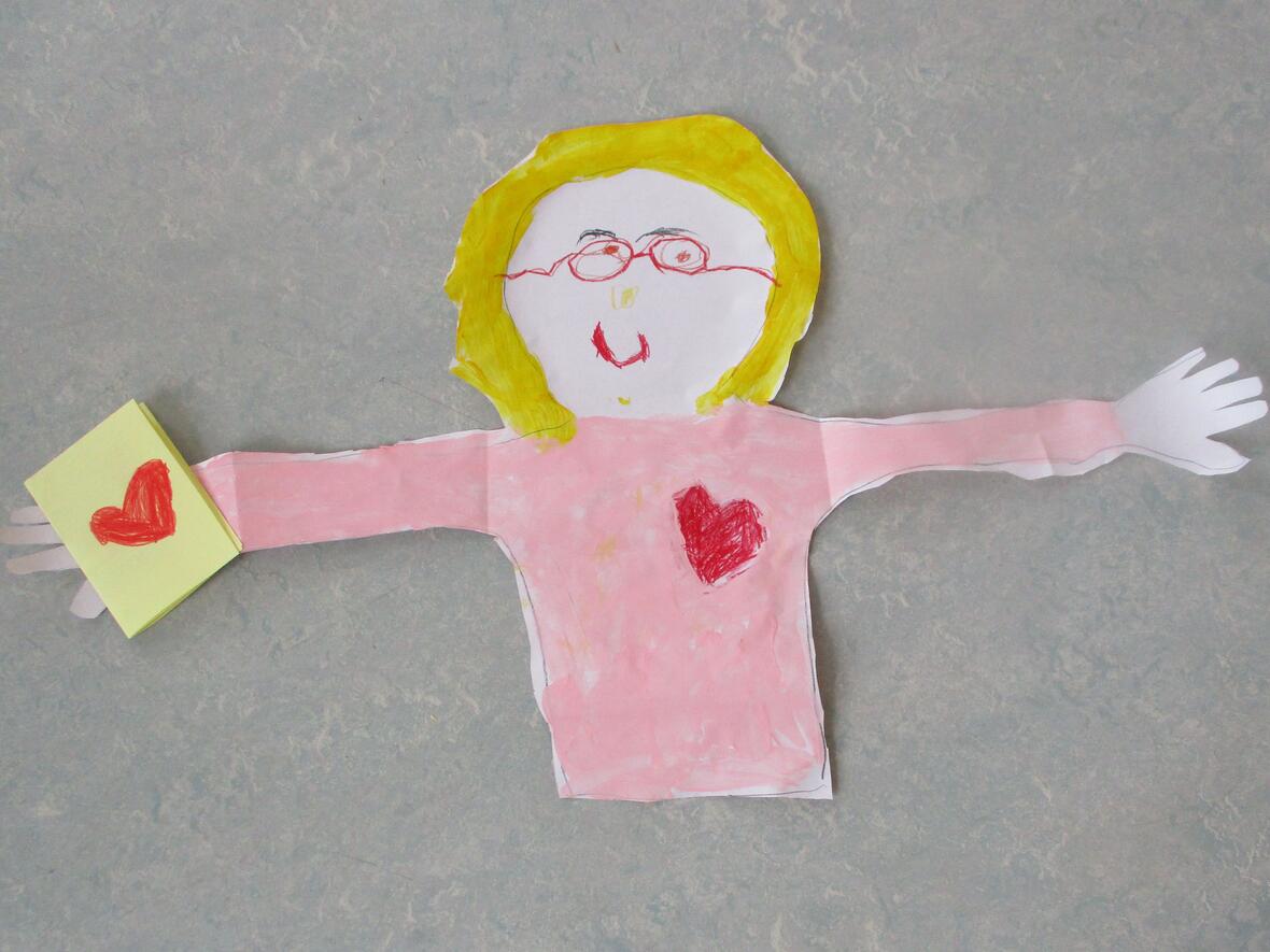 Senioren erhielten die gebastelten Umarmungen der Kinder. (Foto: Kita St. Georg)