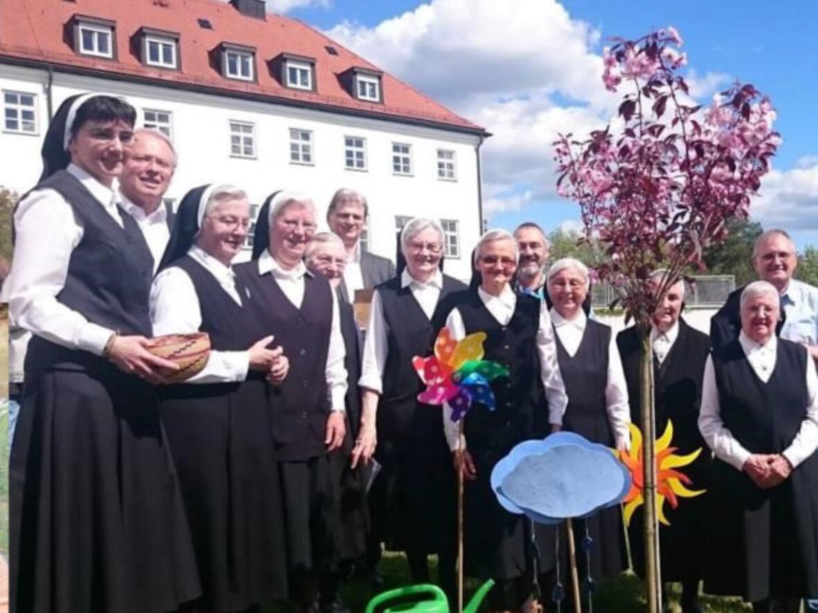 Die Schwestern mit einem ihrer gepflanzten Bäume. (Foto: Dillinger Franziskanerinnen)