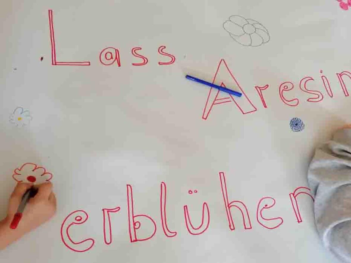 Kinder malten zum Start ein Aktionsplakat (Foto: Team Endres)