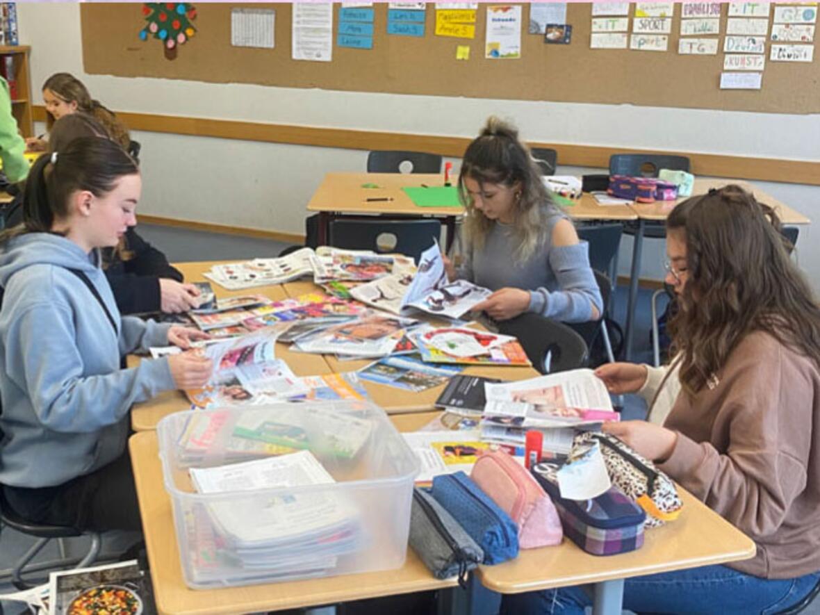 Die Schülerinen bereiten die "Umwelt-Schnitzeljagd" vor. (Foto: Maria Ward Schule Kempten)