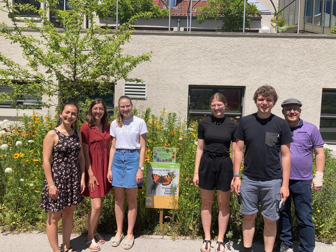 An der gepflanzten Blühwiese wurden Infoschilder angebracht. (Foto: Kath. Hochschulgemeinde Augsburg)
